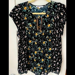 DR2 Women’s Black flower pattern Blouse. Ties at the top. Size:M Great Condition